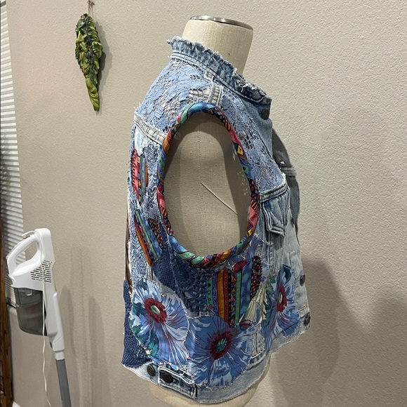 Upcycled Levi’s Denim Vest with Lace Inserts and bird motif - Picture 5 of 7